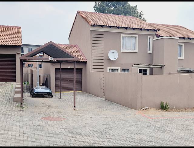 2 BEDROOM TOWNHOUSE FOR SALE IN HALFWAY GARDENS